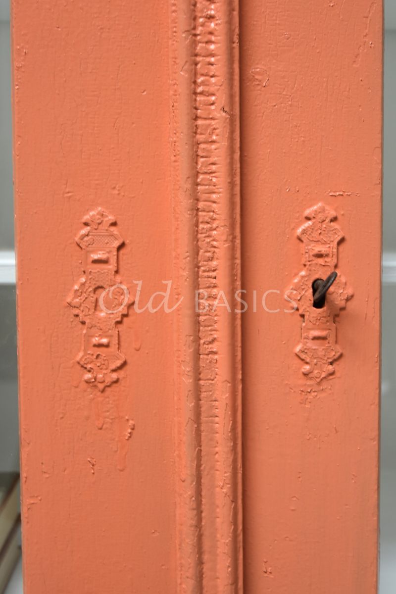 Detail van Vitrinekast, oranje, perzik, materiaal hout